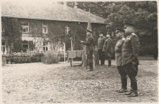 Август 1944 г., Немирово, Львовская обл. Вручение гвардейского  знамени 1 ГТА. Слева направо: Катуков, Бирюков, Попель, Шалин, Журавлёв.
